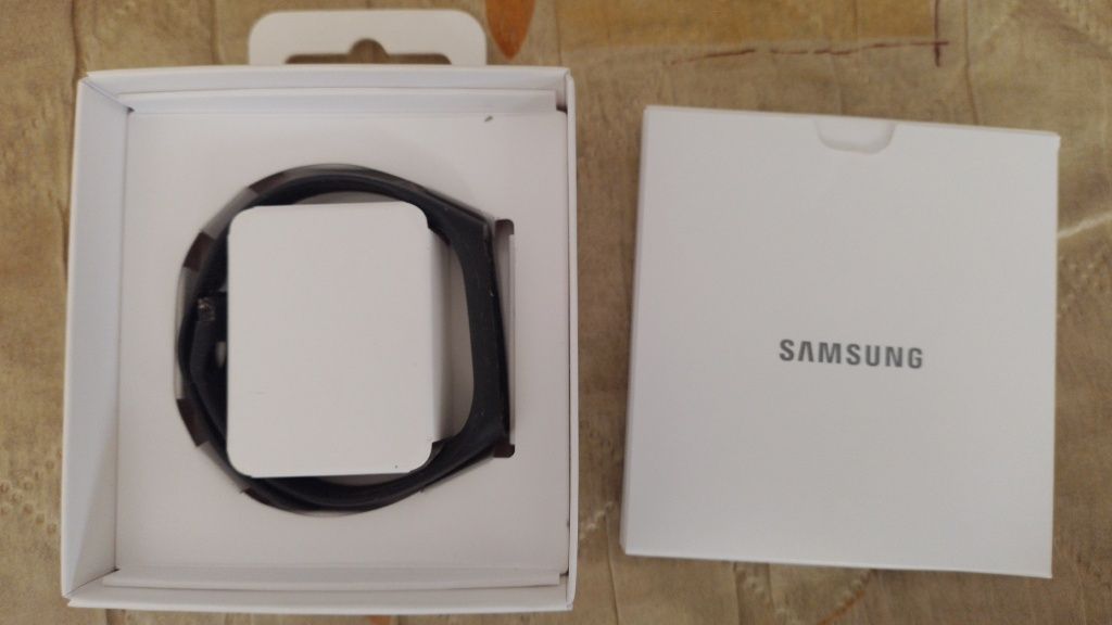 Смарт часовник / Фитнес гривна Samsung FITe, в перфектно състояние!!!