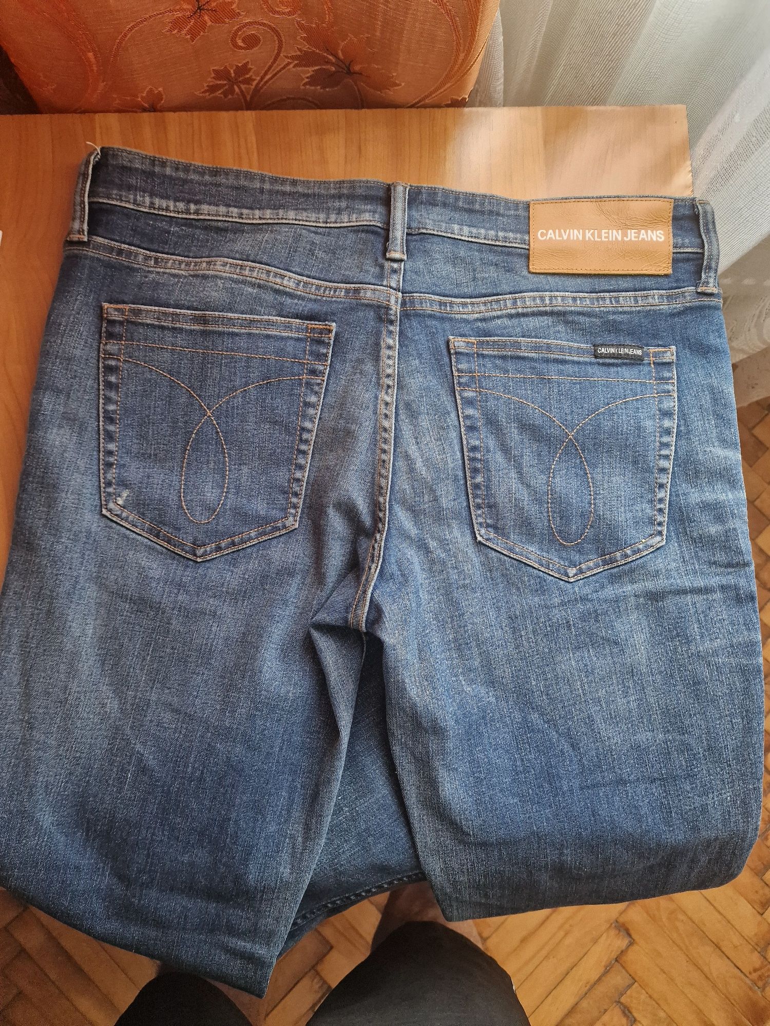 Vând blugi CALVIN KLEIN  noi.