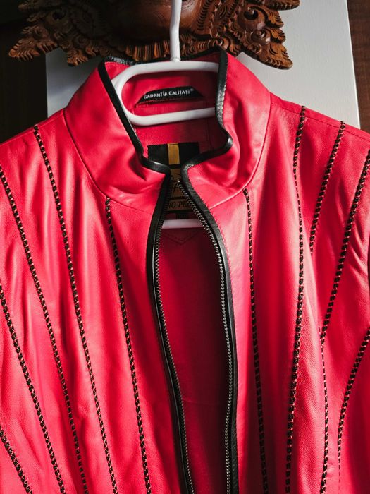 Червено кожено яке