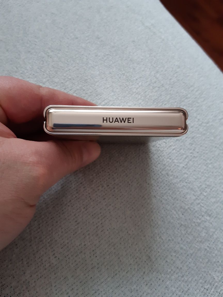 Vând macheta inox Huawei p 50 Poket