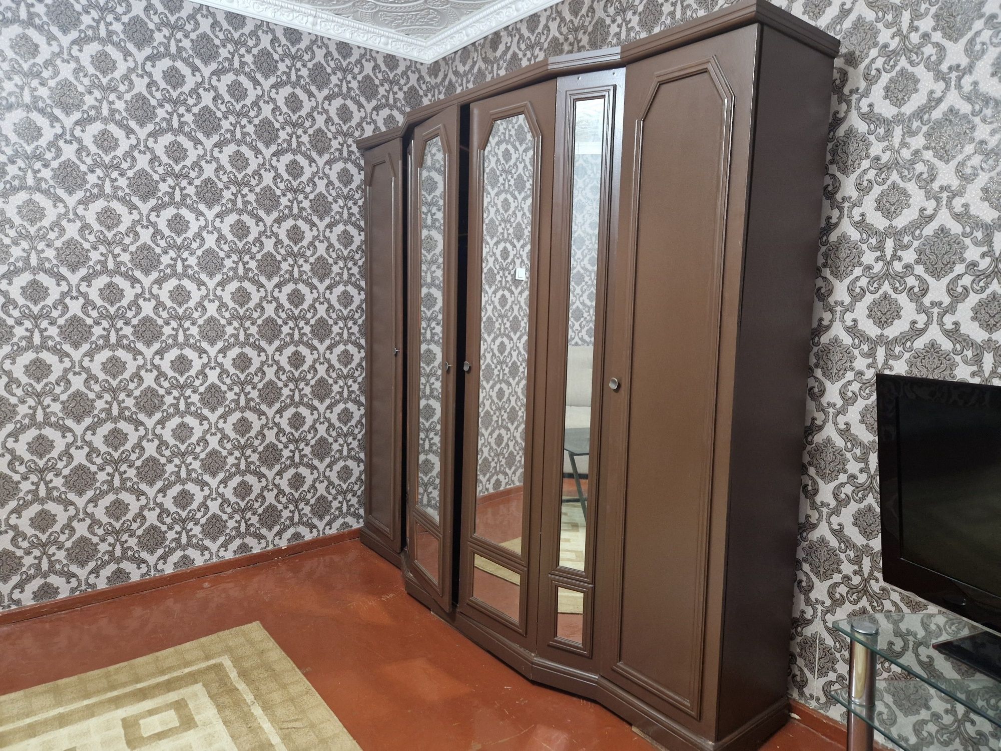 Спальная мебель: кровать, тумбы, шкаф