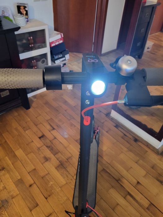 Trotinetă eletrică care merge cu 30 km și are Bluetooth