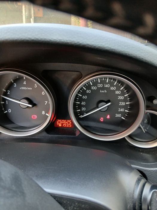 Mașina Mazda benzină