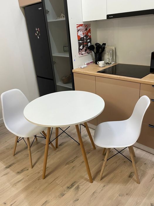 Стол и стулья