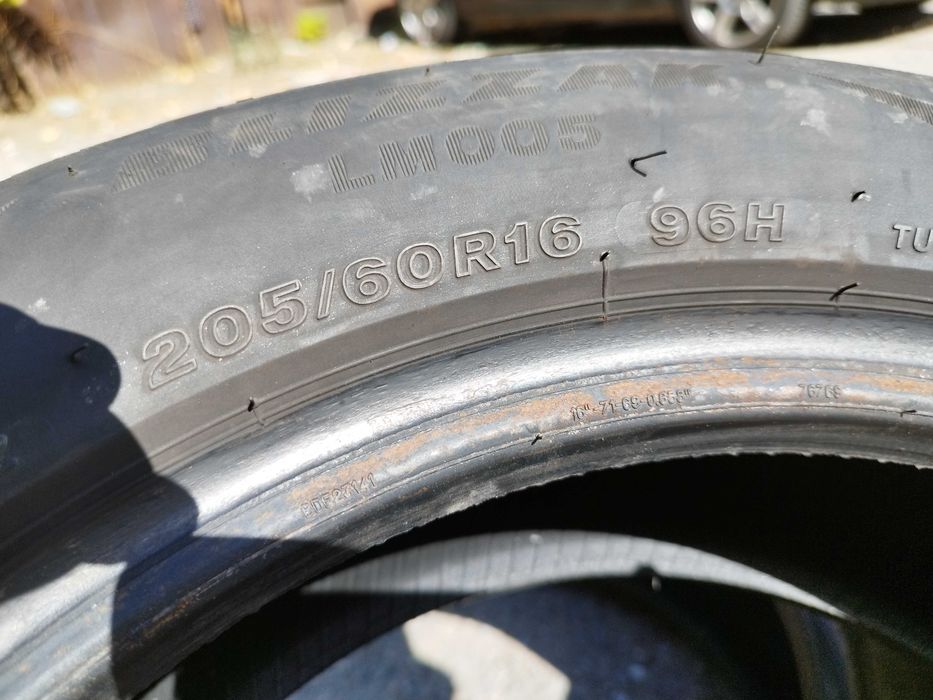 Продавам 2бр. зимни Bridgestone 205/60/16 DOT2320 RUNFLAT 60лв. двете
