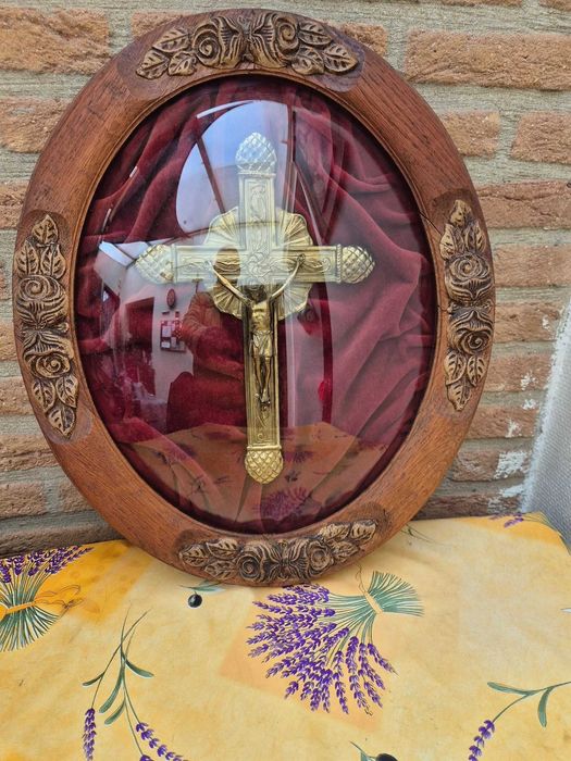 Superb crucifix vintage sub sticla