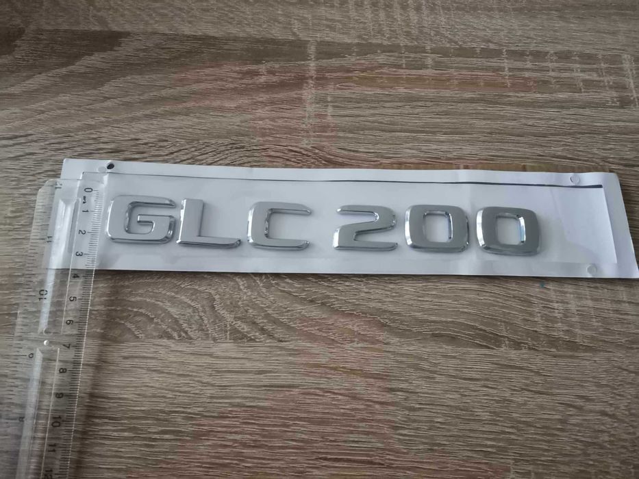 сребрист надпис Mercedes Benz GLC 200