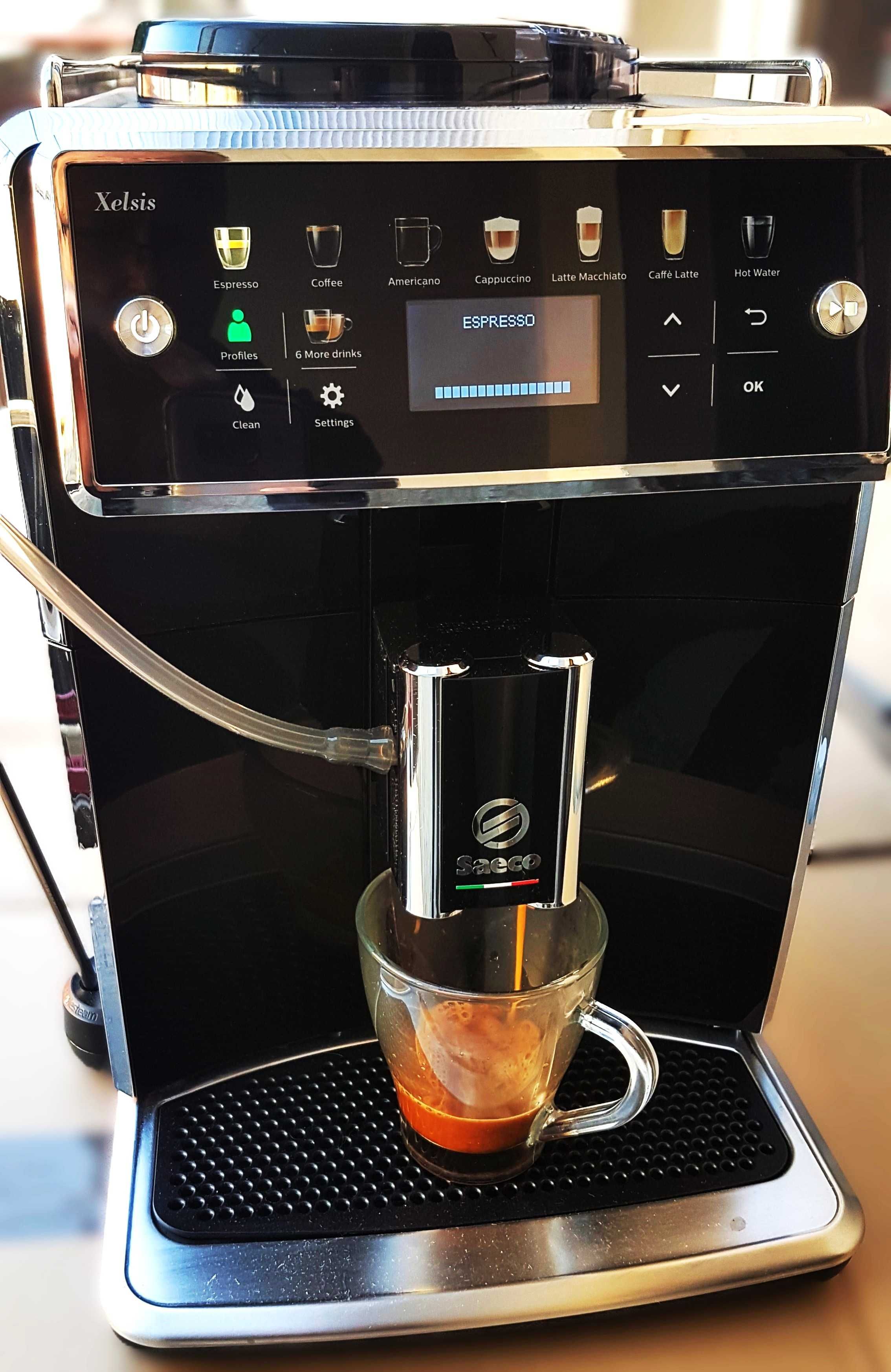 Espressor automat Saeco Xelsis 7580 cu 12 bauturi cu cafea diferite