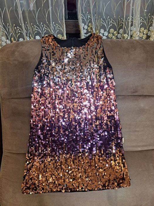 Продавам красива рокля за малка принцеса за 4-5 г.