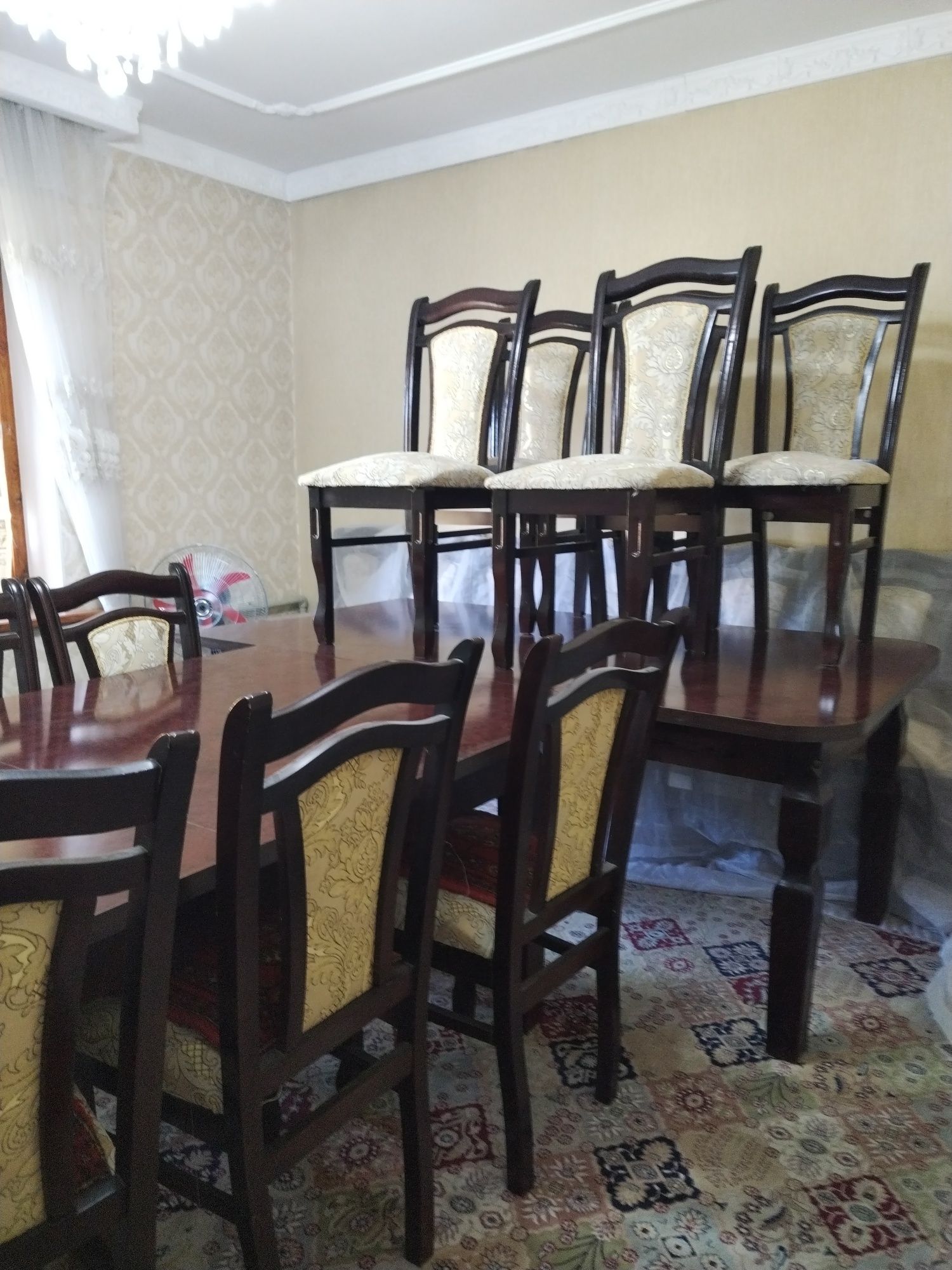 Стол и стулья для зала