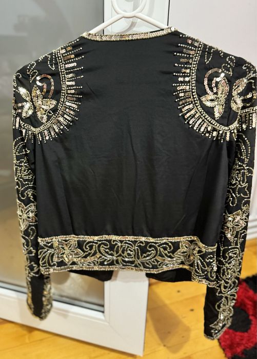 Sacou negru cu accesorii aurii
