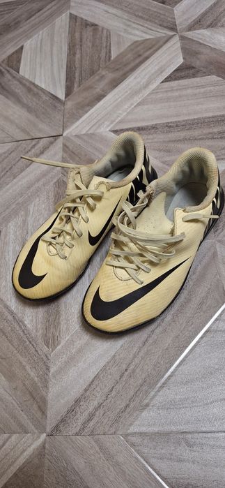 Vând ghete de fotbal