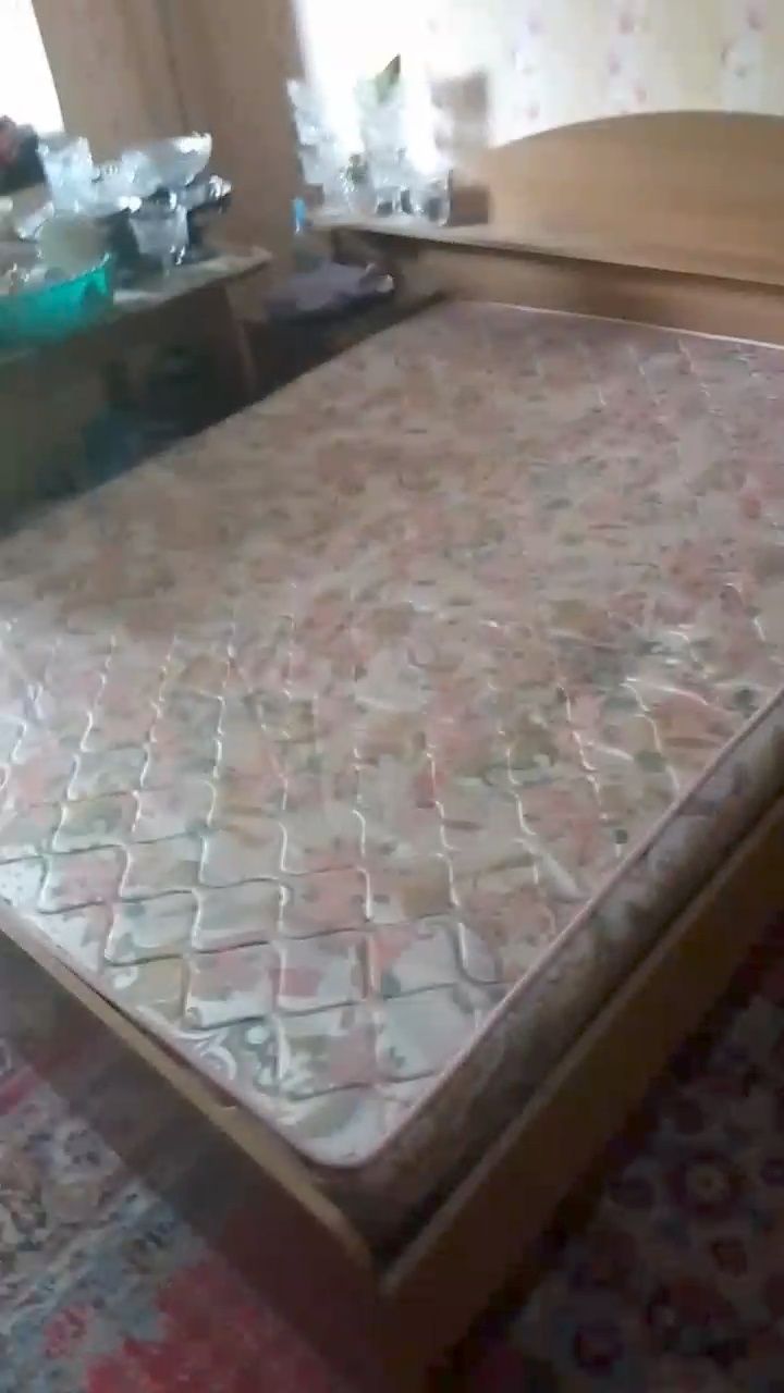 Продаётся спальный гарнитур.