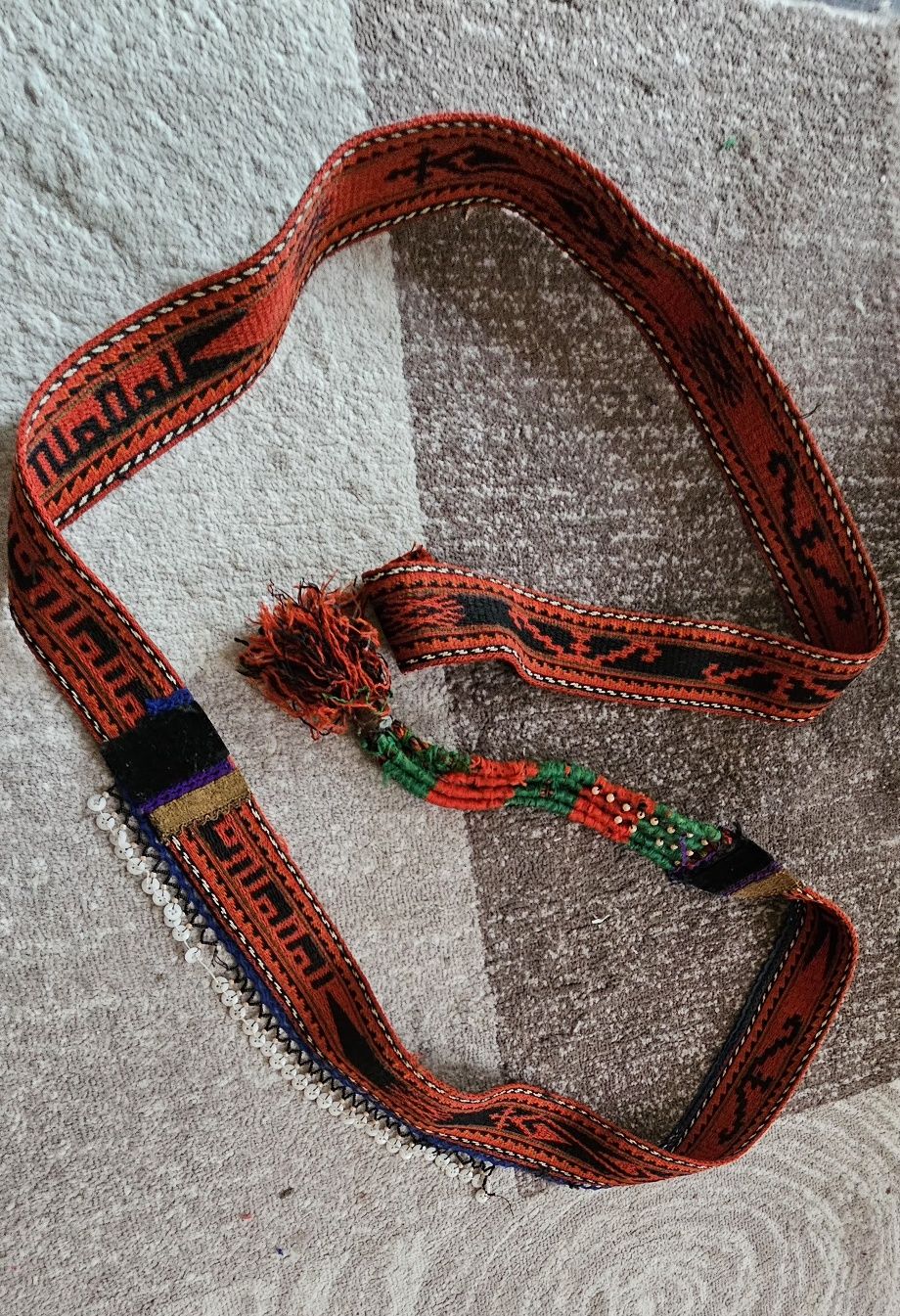 Автентичен колан , носия