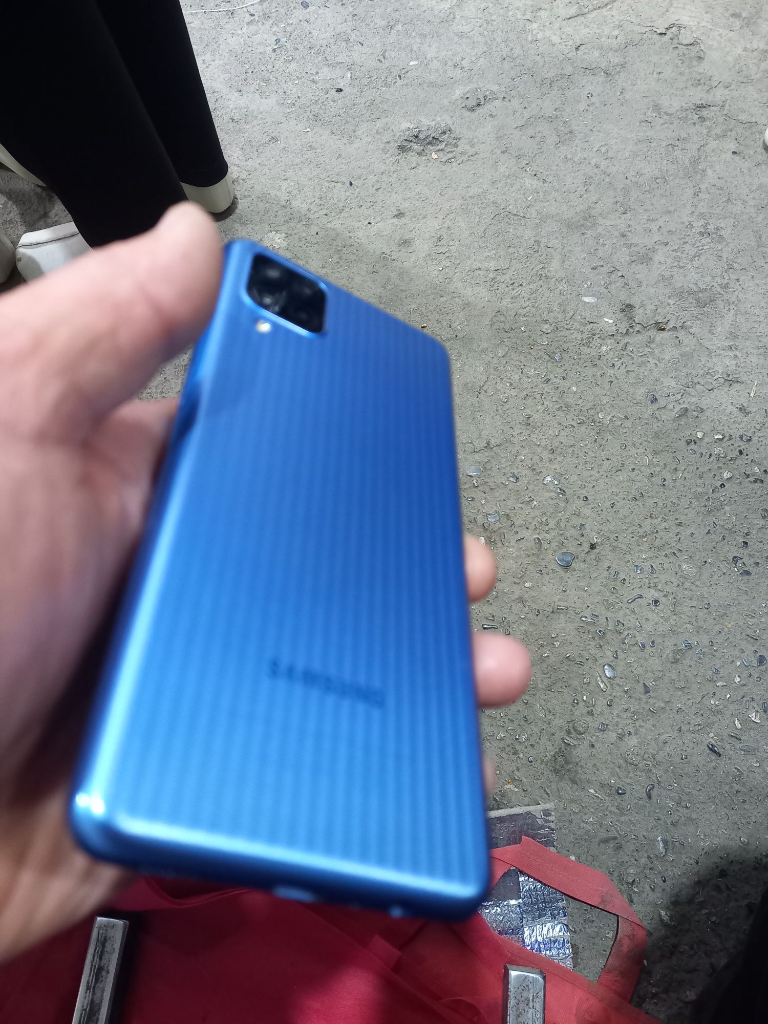 A12 samsung ideal holati tiniq 32GB hotirasi 2 sim kartasi imeyka bo'g