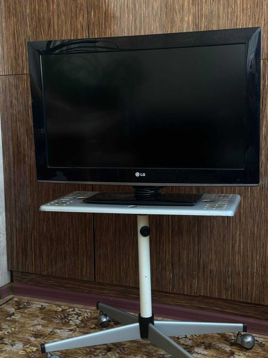Телевизор LG с тумбой, диагональ 32. Не смарт.