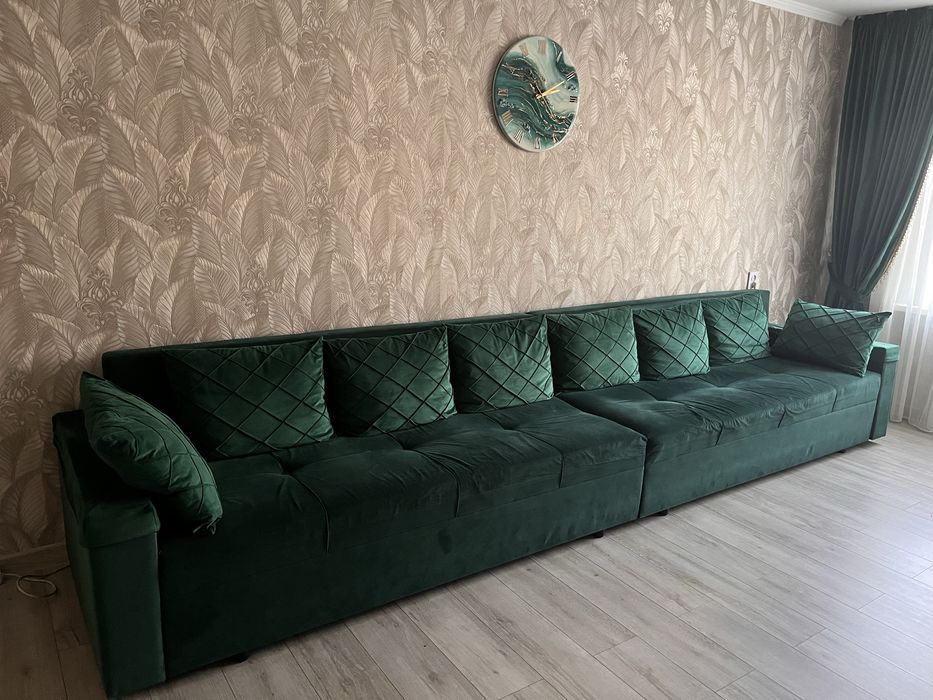 Продам диван 4,0х87. В комплекте подушки и шторы в цвет