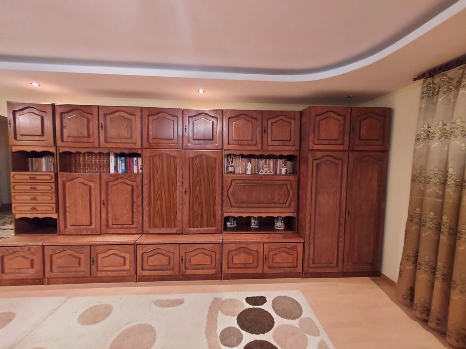 Vând biblioteca în stare buna