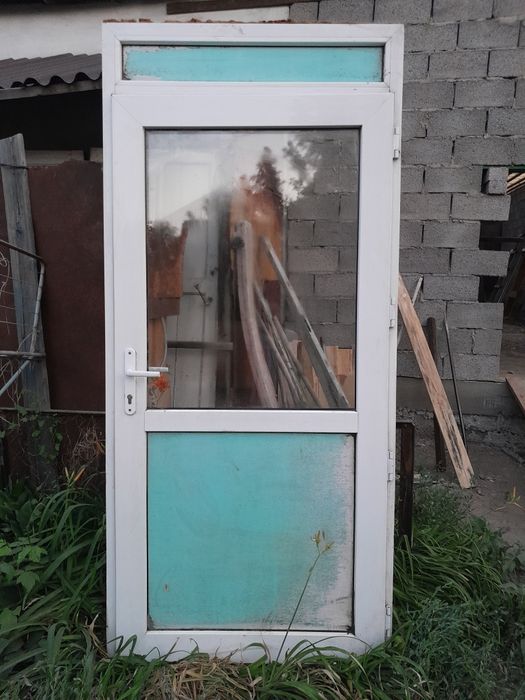 Продам пластиковый дверь.