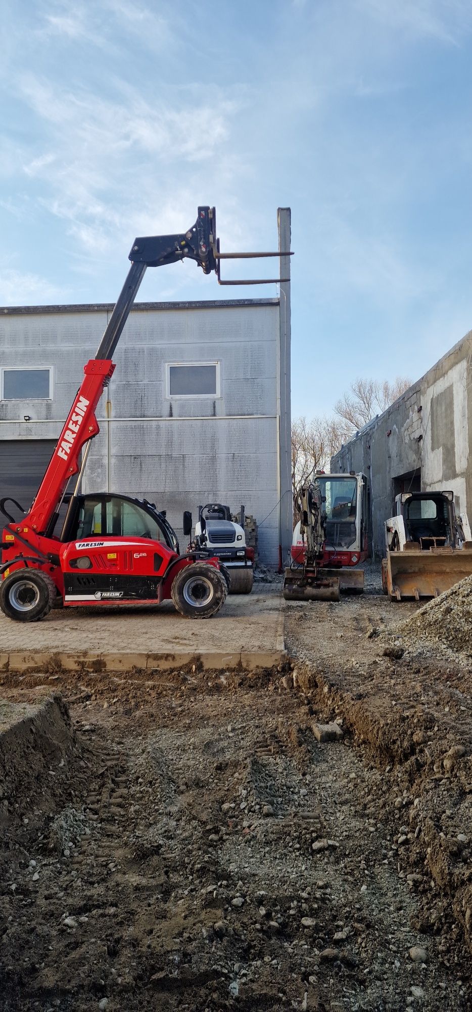 Închiriez bobcat  cilindru compactor