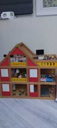 Дървена къща за кукли и много мебели и кукли