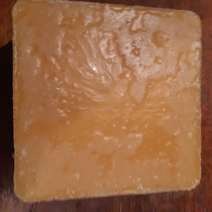 Продавам пчелен восък
