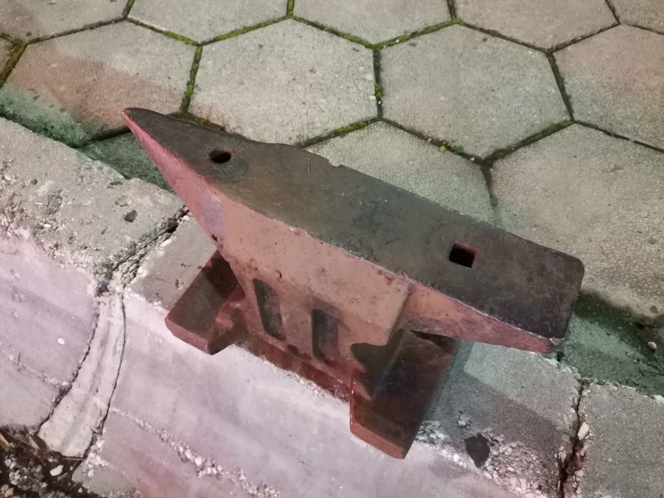 Средна наковалня 35кг.