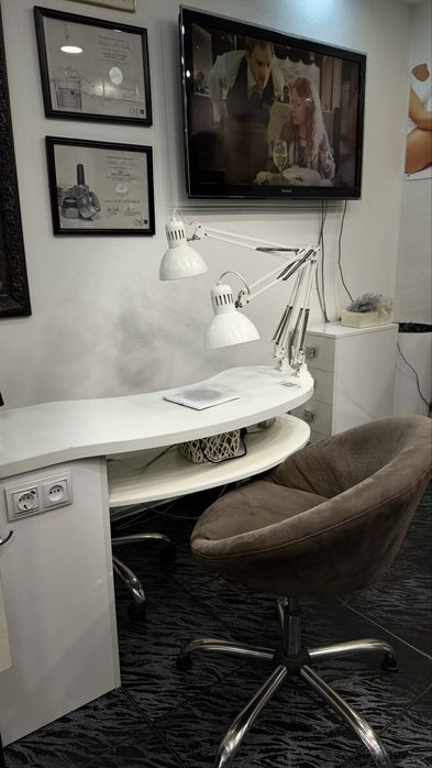 Сдается в аренду маникюрный стол