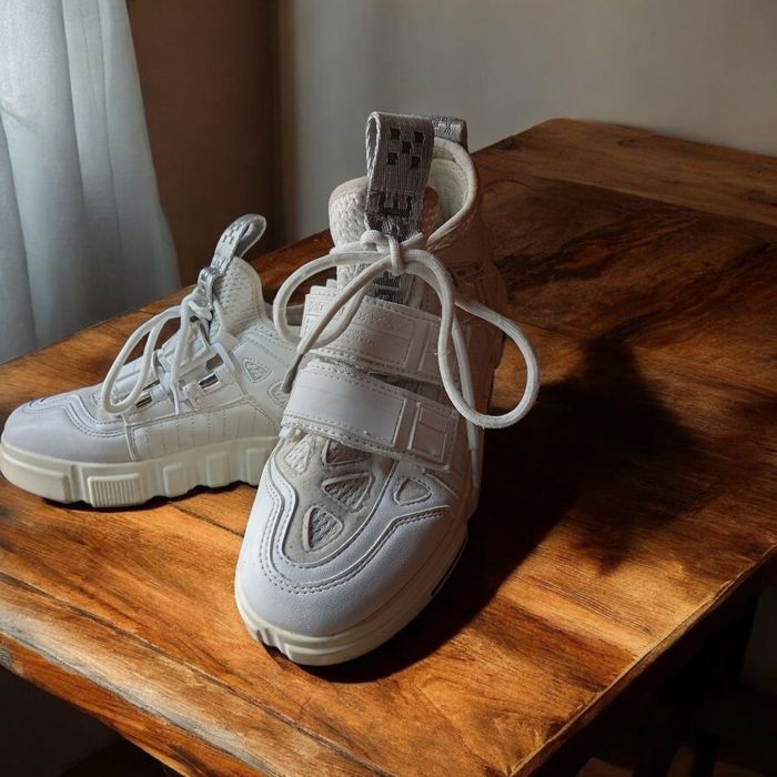 Бели дамски маратонки