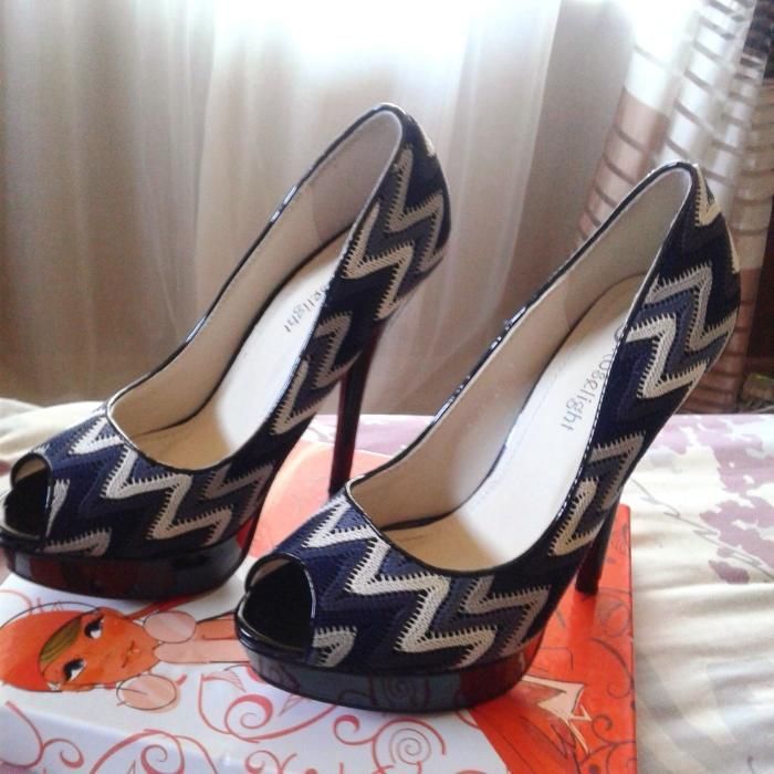 Елегантни дамски обувки с висок ток