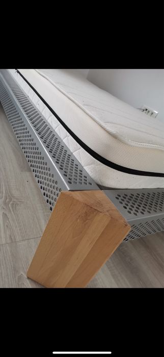 2 paturi pentru dormitor asemanatoare