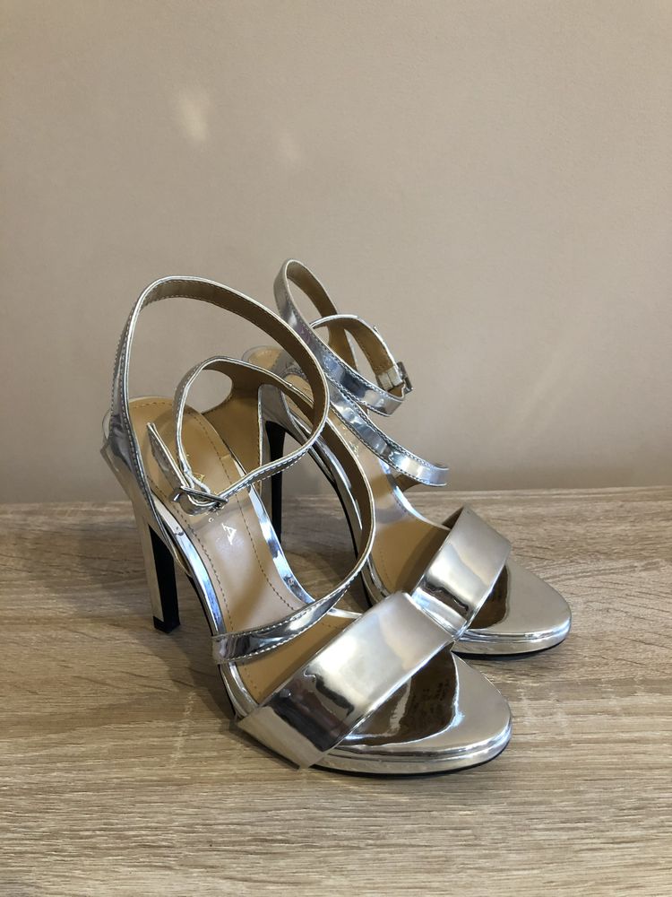 Сребристи сандали на висок ток Zara