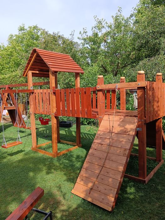 Spațiu de joacă, balansoare,