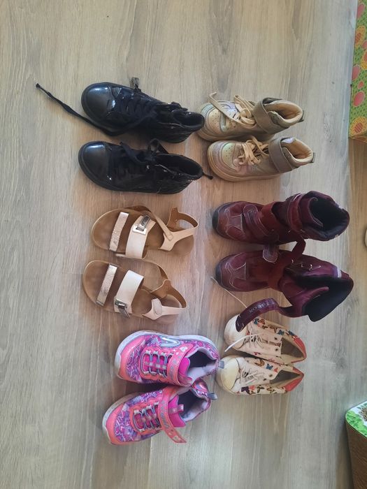 Отдам обувь детскую даром 29 30 размер на 5-7 лет