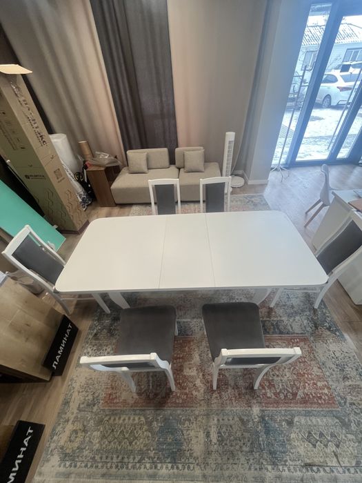 Деревянные стол со стульями