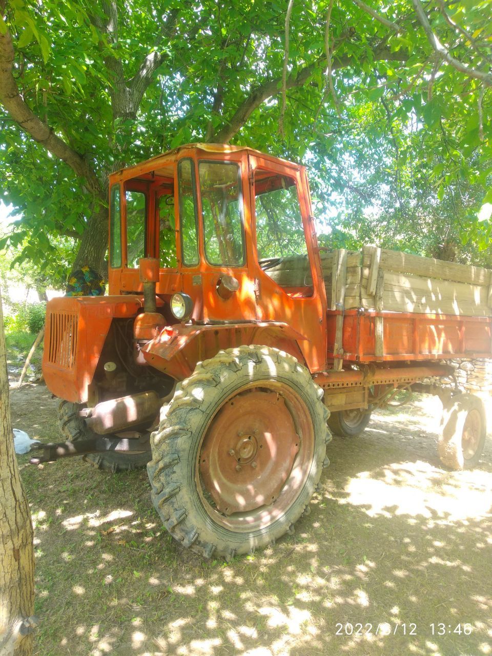 Traktor TM-16 yurib turgan