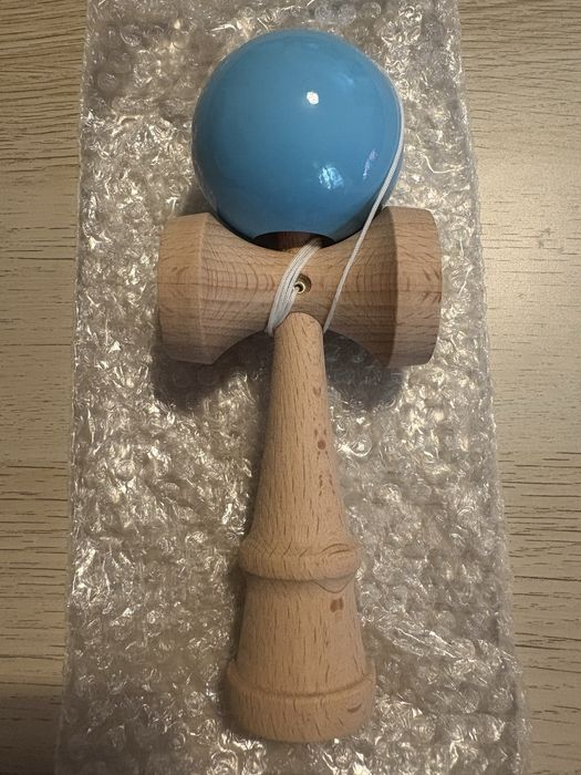 Kendama albastra, noua