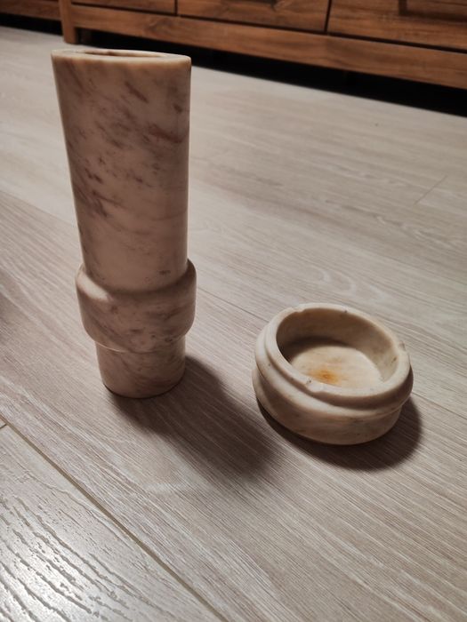 Мраморна ваза и пепелник