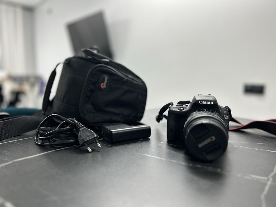 Canon EOS 100D + объектив 18–55mm + сумка + зарядка