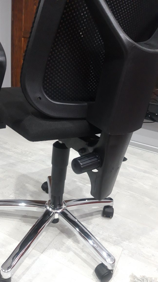 Кресло  и офис стол