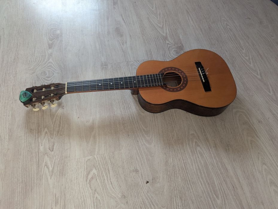 Vând chitara perfect funcțională