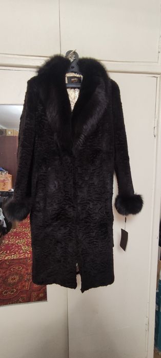 Продам женскую верхнюю одежду.