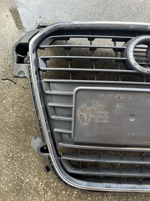 Audi A1 10-14г предна решетка ОЕ