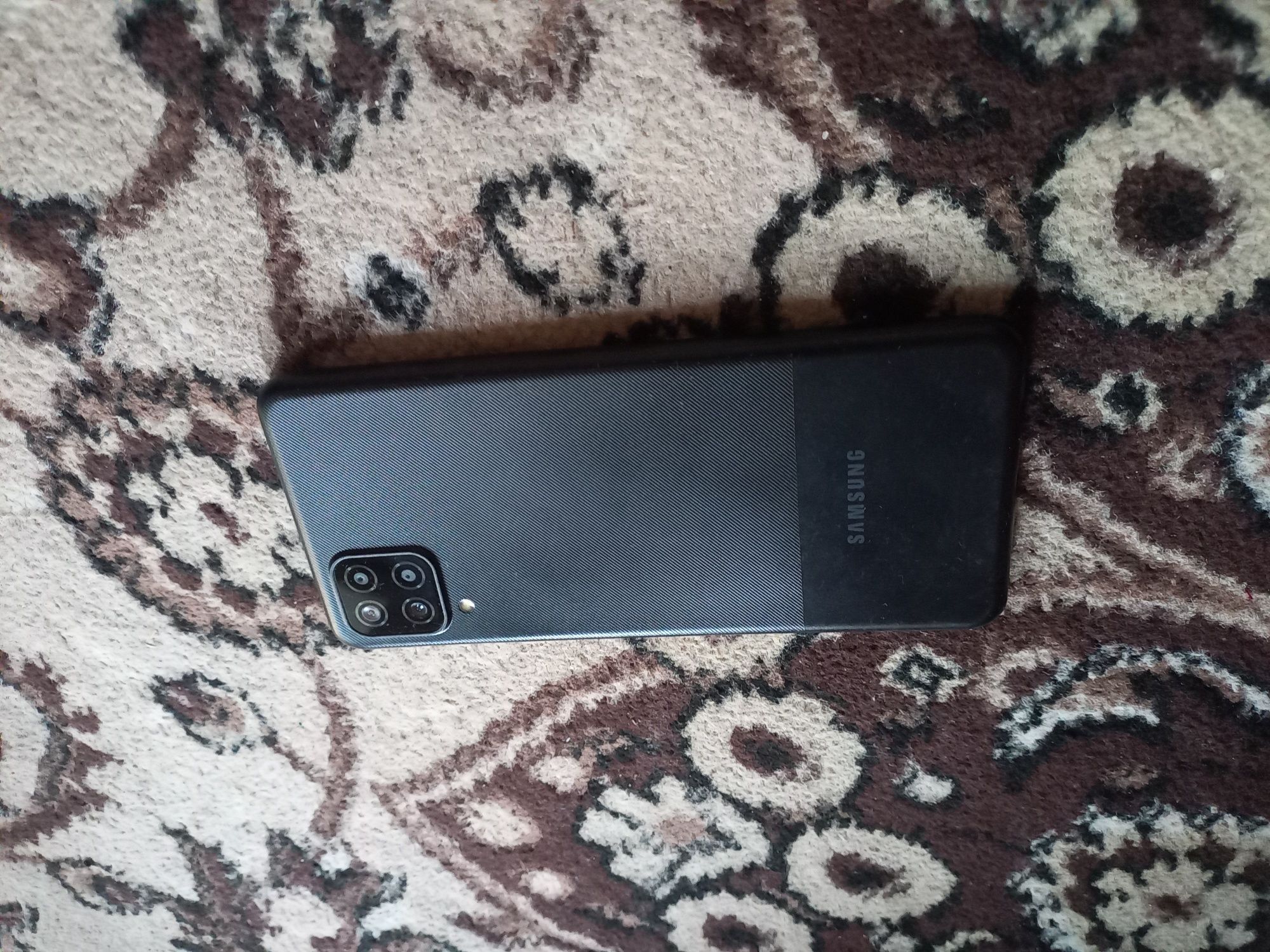 A12 samsung holati tiniq ideal 64GB hotira 2 sim kartasi imey bo'gan.