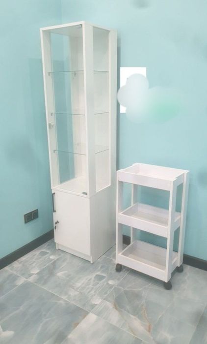 Витрина стеллаж шкаф пенал косметолог ва гузаллик салони учун

995 000