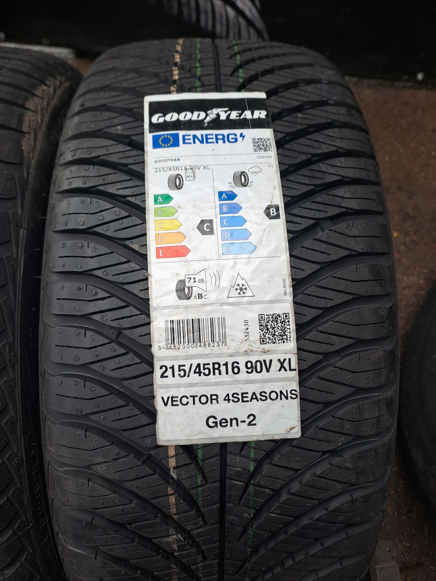 2бр. Нови Всесезонни 215/45/16 Goodyear