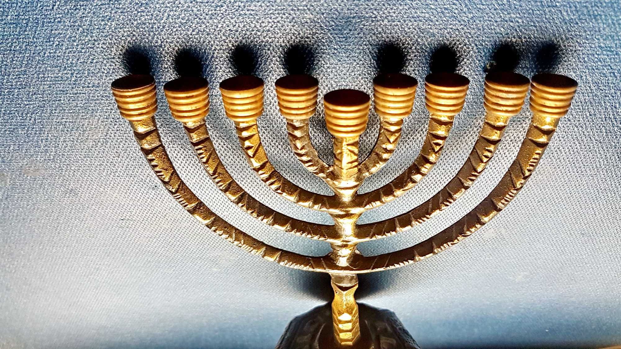 F157-MENORA MICA Israel 9 brate bronz masiv mesaj in ebraica.