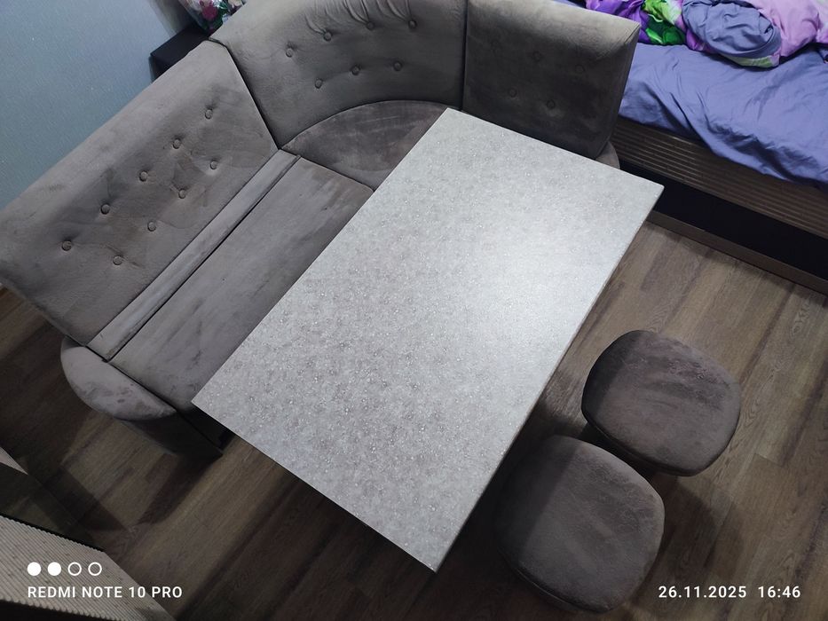 Продается угловой кухонный диван со столом и стульями и