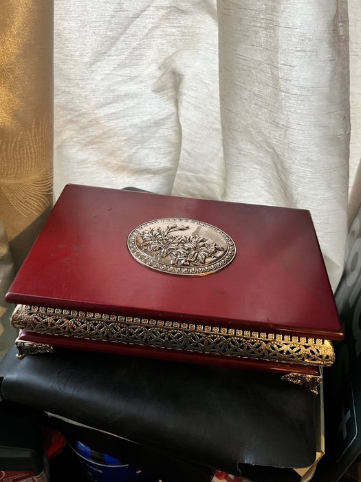 Cutie Bijuterii/Caseta din lemn mahon rosu cu insertii argintii,model