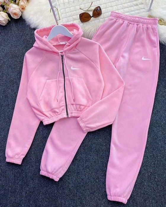 Nike Дамски Спортни Екипи (S-L) Различни Цветове